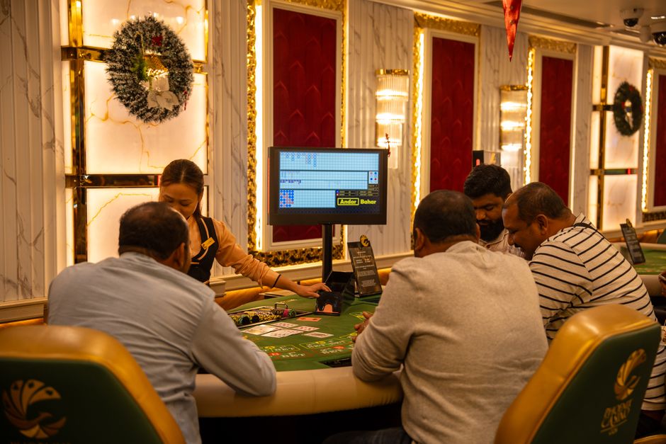 Online Casinos mit Freispielen ohne Einzahlung 2026: Eingangshalle eines Casinos — Symbolbild für Kontoeröffnung und Identitätsprüfung