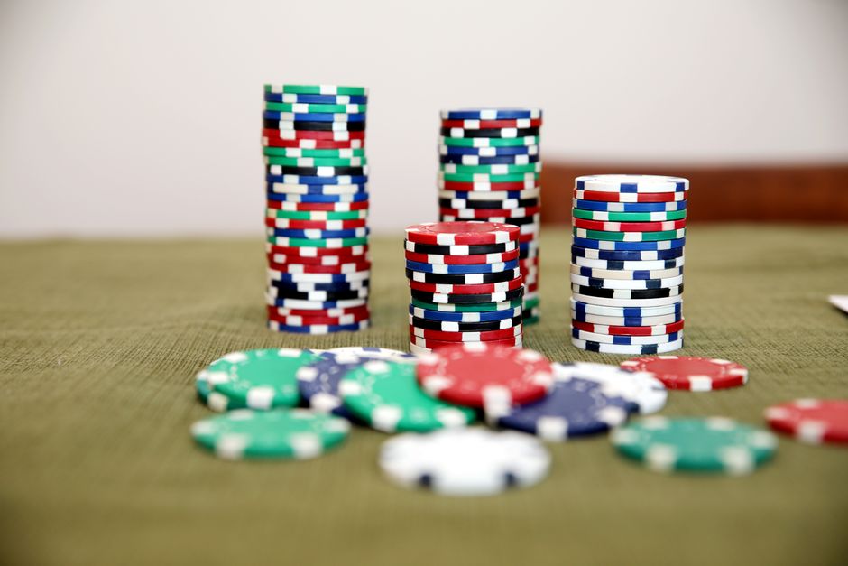 Online Casinos mit Freispielen ohne Einzahlung 2026: Jetons und Bargeld am Spieltisch — Symbolbild für Ein- und Auszahlung im Online Casino