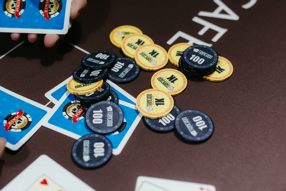 Online Casinos mit Freispielen ohne Einzahlung 2026: gestapelte Casino-Jetons auf dem Filzteppich — Symbolbild für Umsatzbedingungen und Bonusregeln