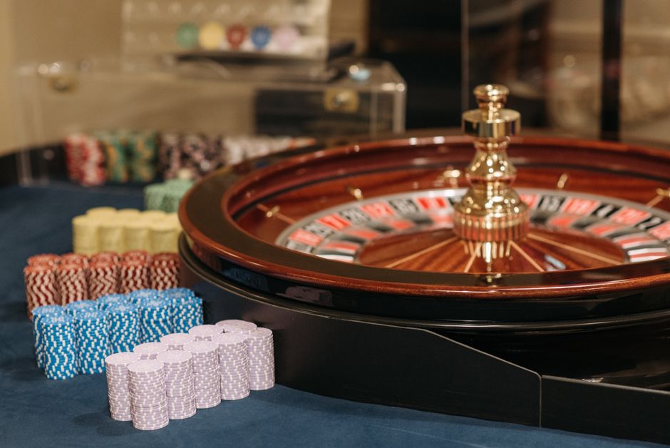 Online Casinos mit Freispielen ohne Einzahlung 2026: abgedunkelter Casinosaal ohne Spielbetrieb — Symbolbild für Pause und verantwortungsvolles Spielen