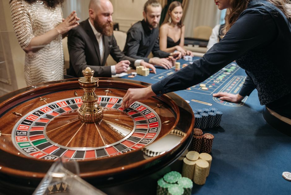 Online Casinos mit Freispielen ohne Einzahlung 2026: Roulette-Kessel und Jetons auf einem Casinotisch — Symbolbild zum Bonusvergleich ohne Einzahlung